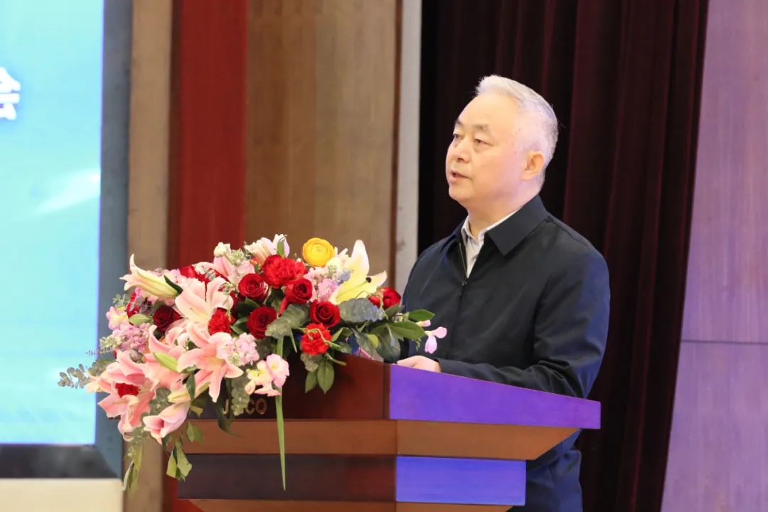楊海峰在第七屆陜晉甘川（寧青新）建筑鋼企高峰論壇會(huì)議上指出：應(yīng)對(duì)新變化、構(gòu)筑新優(yōu)勢(shì)、為西部經(jīng)濟(jì)社會(huì)發(fā)展貢獻(xiàn)出新的更大力量！