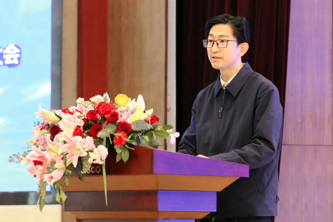 楊海峰在第七屆陜晉甘川（寧青新）建筑鋼企高峰論壇會(huì)議上指出：應(yīng)對(duì)新變化、構(gòu)筑新優(yōu)勢(shì)、為西部經(jīng)濟(jì)社會(huì)發(fā)展貢獻(xiàn)出新的更大力量！