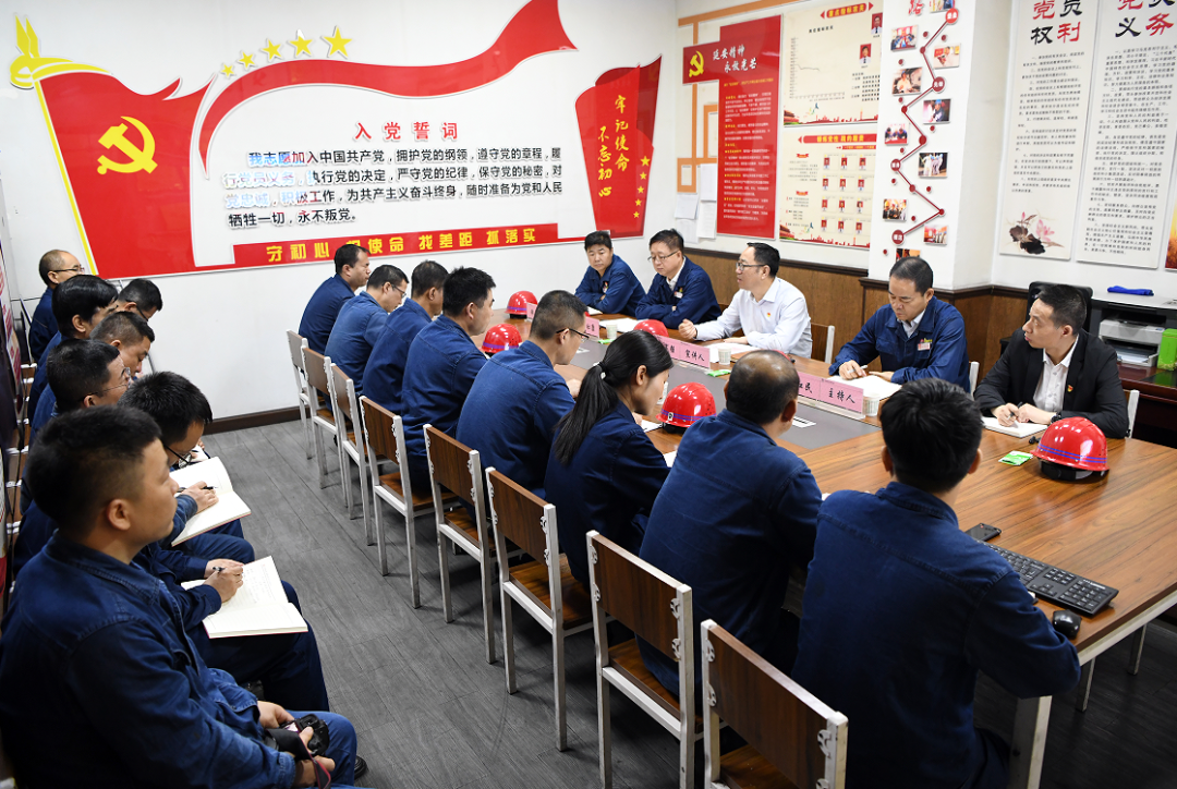 武軍強到龍鋼公司煉鋼廠轉(zhuǎn)爐黨支部開展主題教育宣講