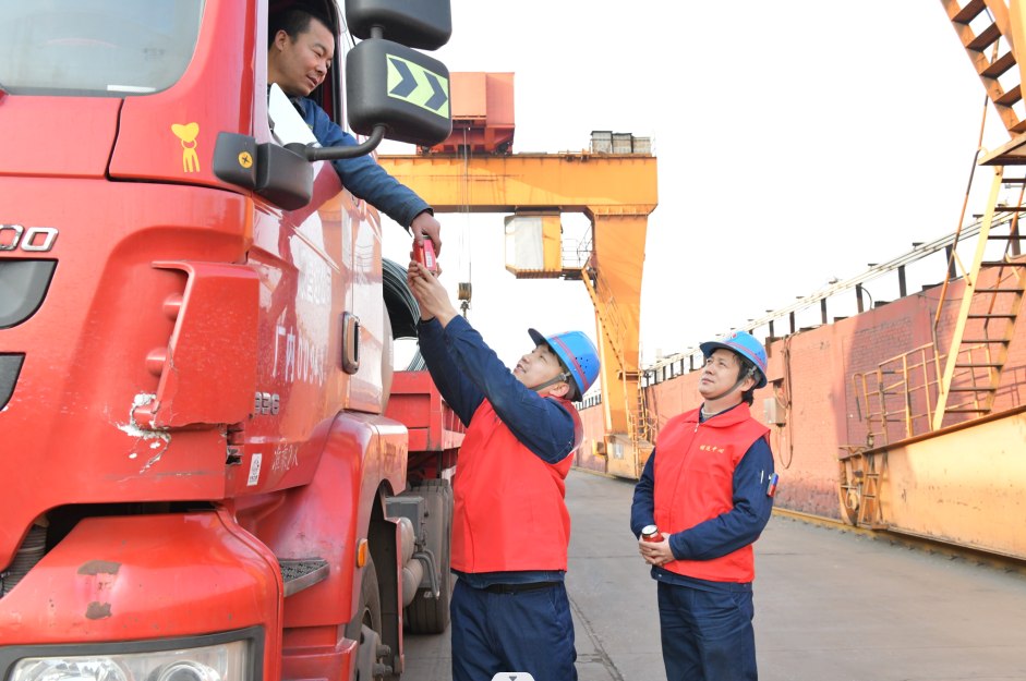 龍鋼公司職工榮獲2023年第二季度“渭南標(biāo)桿”榮譽稱號