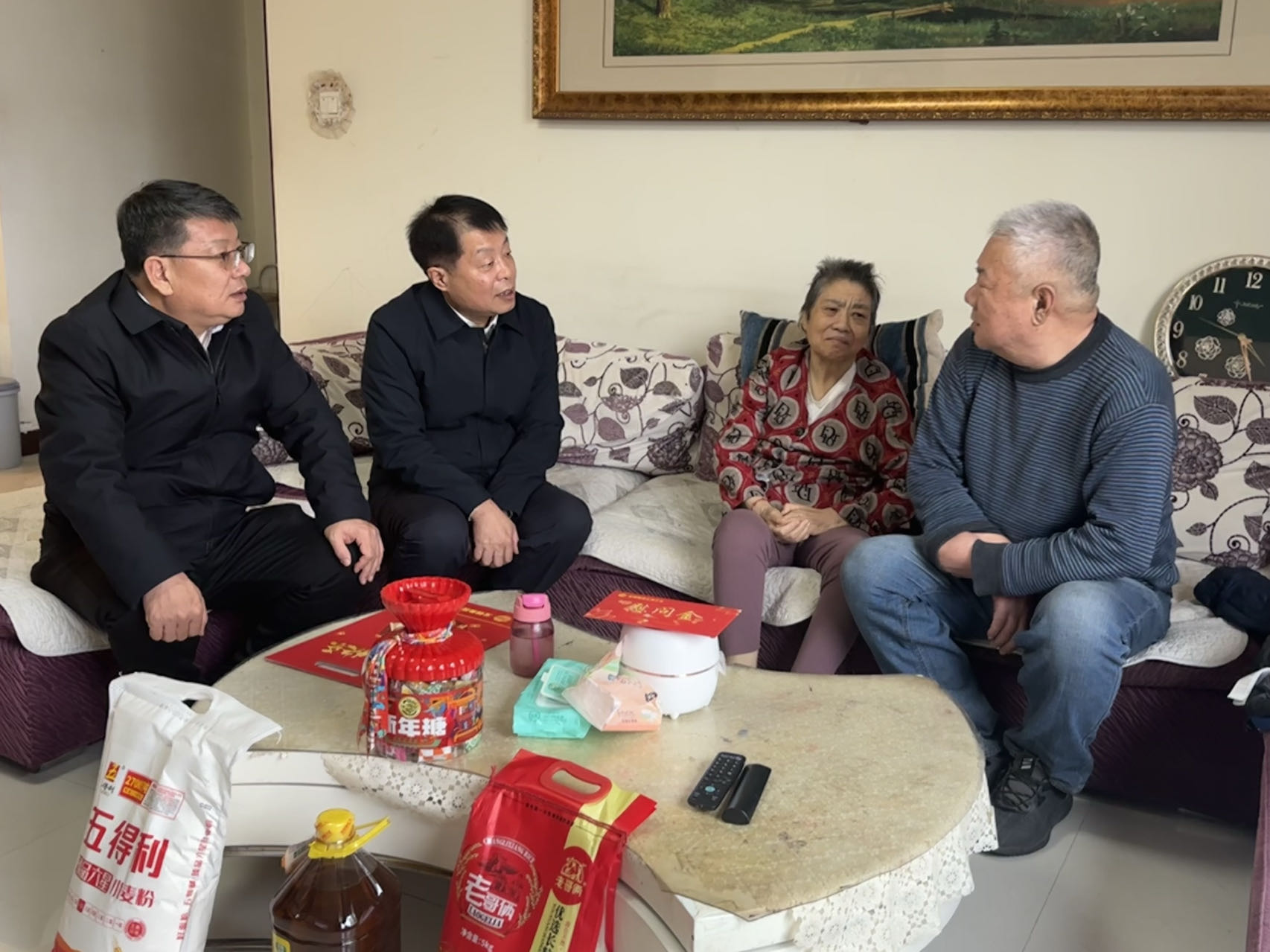 郗九生深入龍鋼集團(tuán)慰問困難老黨員 郗九生深入龍鋼集團(tuán)慰問困難老黨員