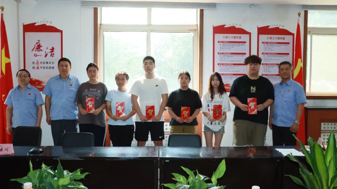 龍鋼集團(tuán)公司開(kāi)展2024年“關(guān)愛(ài)助學(xué)”慰問(wèn)活動(dòng) 龍鋼集團(tuán)公司開(kāi)展2024年“關(guān)愛(ài)助學(xué)”慰問(wèn)活動(dòng)