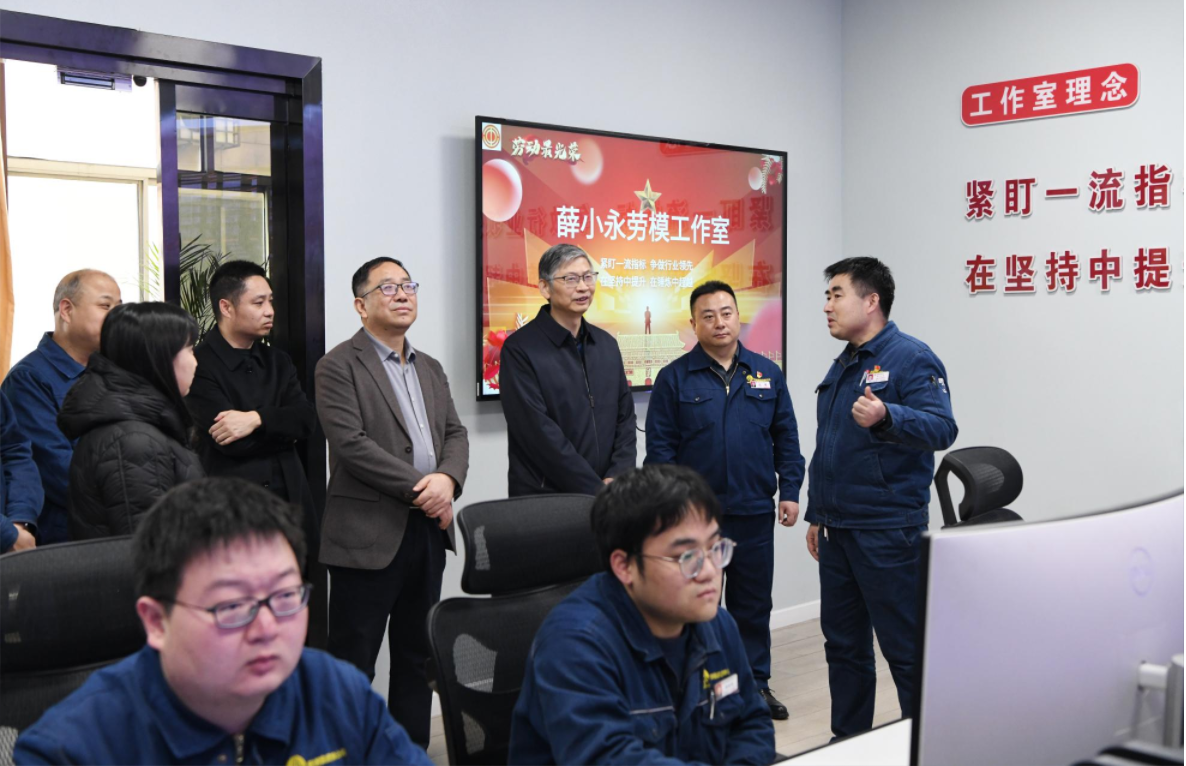 陜西省總工會黨組成員、副主席王占軍一行到陜鋼集團龍鋼公司慰問調研
