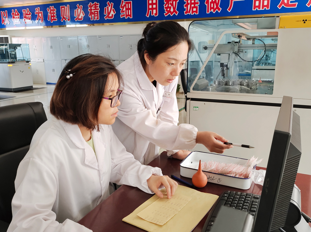 質檢先鋒“娘子軍” 把關質量建新功——記陜煤集團“巾幗建功示范崗”熒光分析班