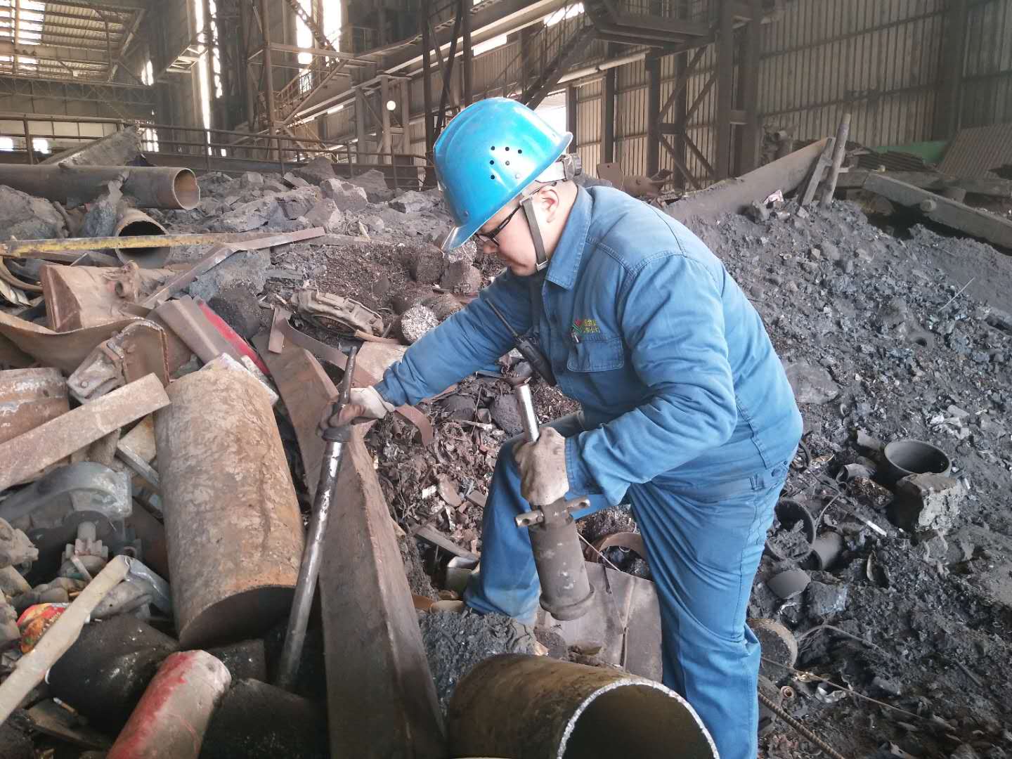 黨徽閃耀，黨員在生產經營中唱“主角”